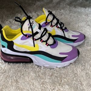 270 react Nike’s multi colors super comfy